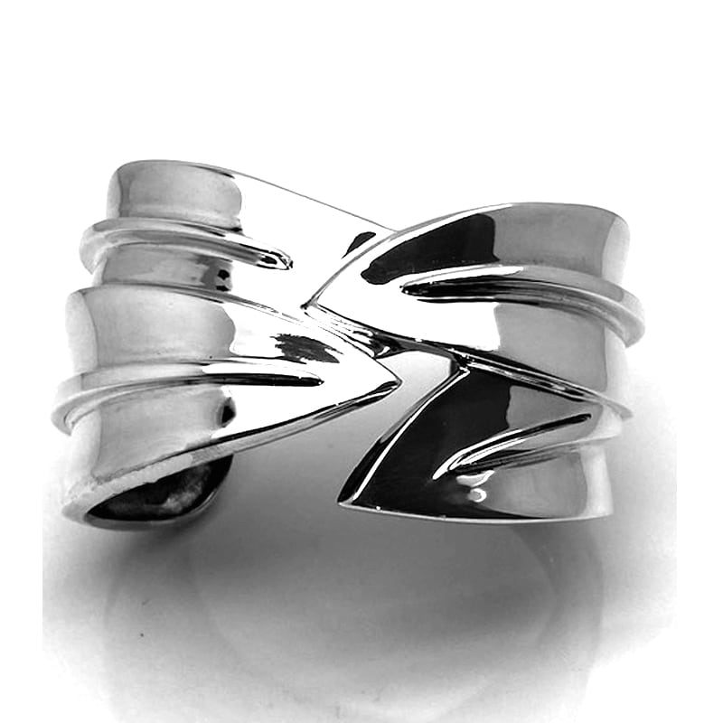Wide silver bracelet with overlapping leaves