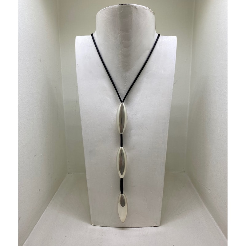 Collar de plata con piezas alargadas sobre cordón de seda