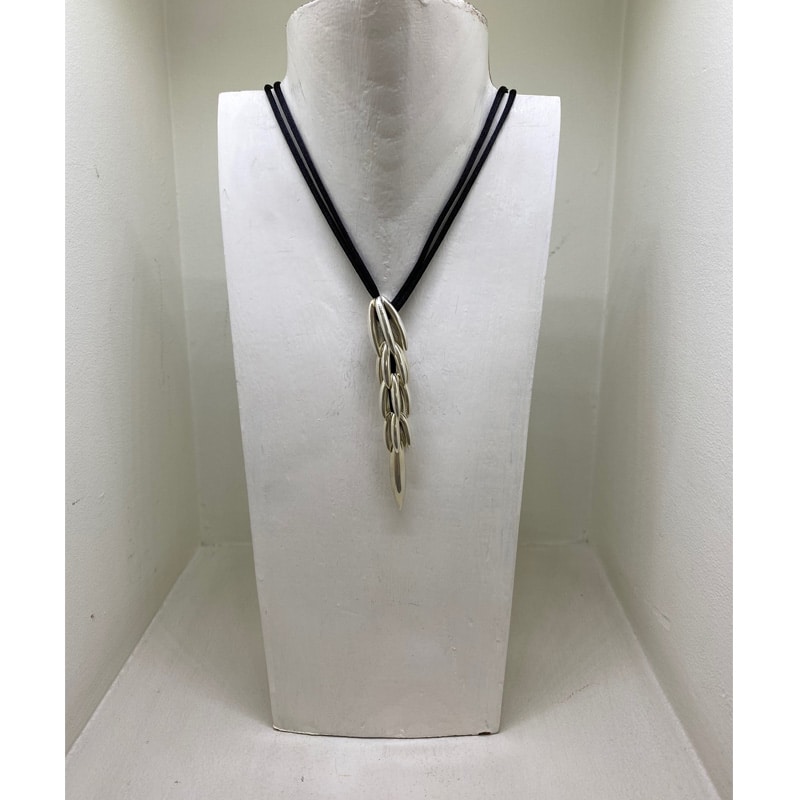 Collar de plata con forma de piña y cordón de seda