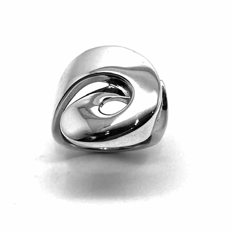 Anillo de plata con movimiento circular asimétrico