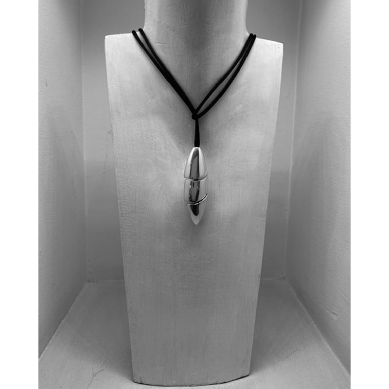 Collar de plata con 3 piezas orgánicas y cordón de seda