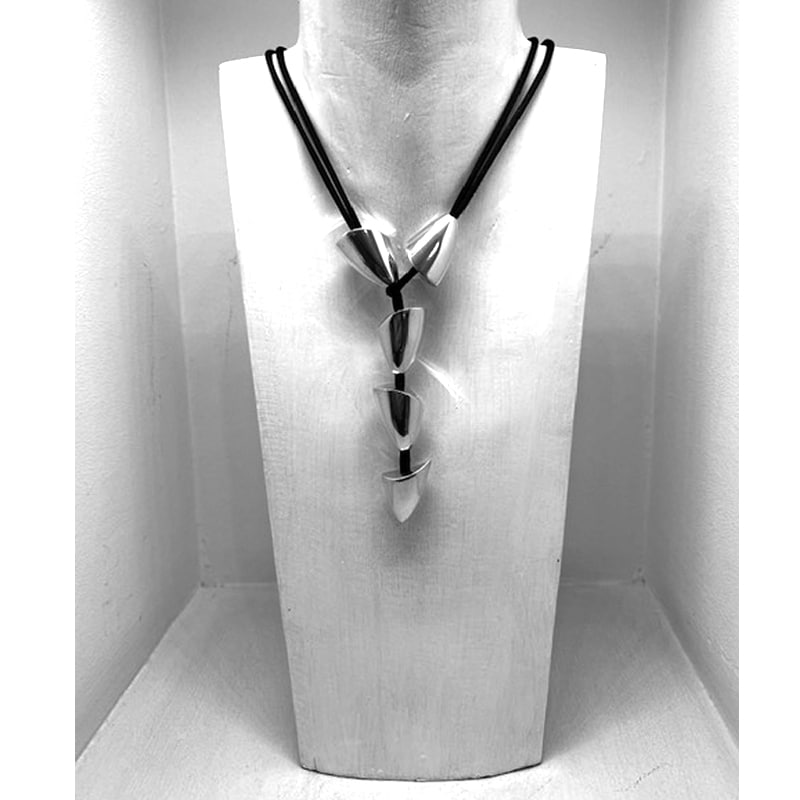 Collar de plata 5 piezas cónicas con cordón de seda