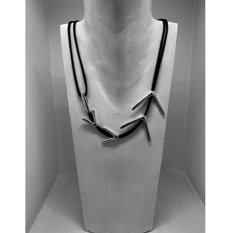 Collar de plata de 5 piezas en forma de vector y cordón de seda