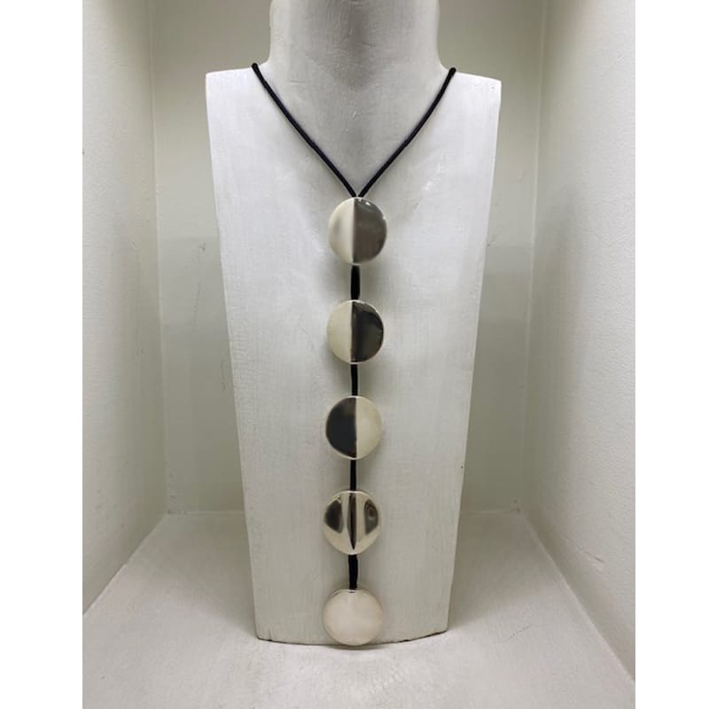 Collar de plata de 5 piezas esféricas con cordón de seda